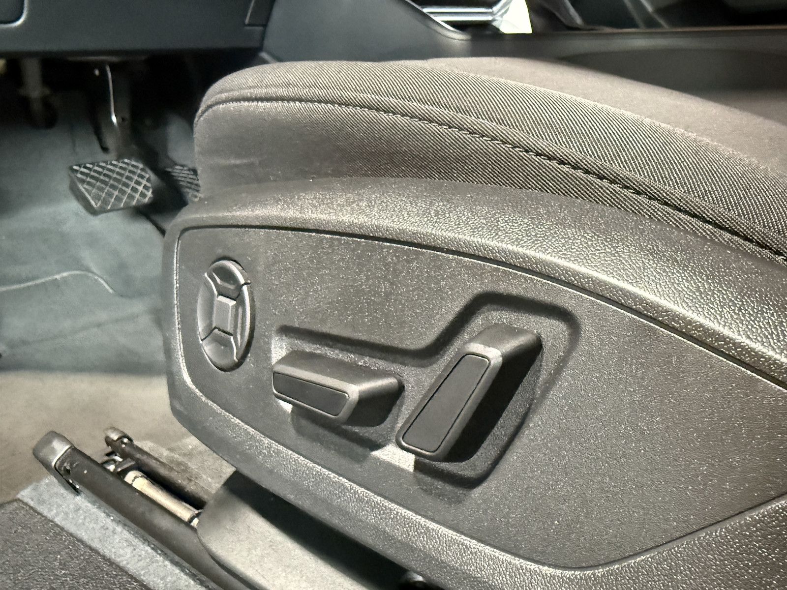 Fahrzeugabbildung Audi Q3 40 TDI advan. quattro *Navi*LED*Virtual*Kam*