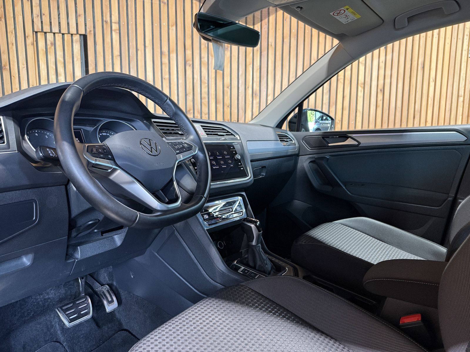Fahrzeugabbildung Volkswagen Tiguan 1,5 TSI Active DSG *Navi*AHK*Kam*ACC*Pano