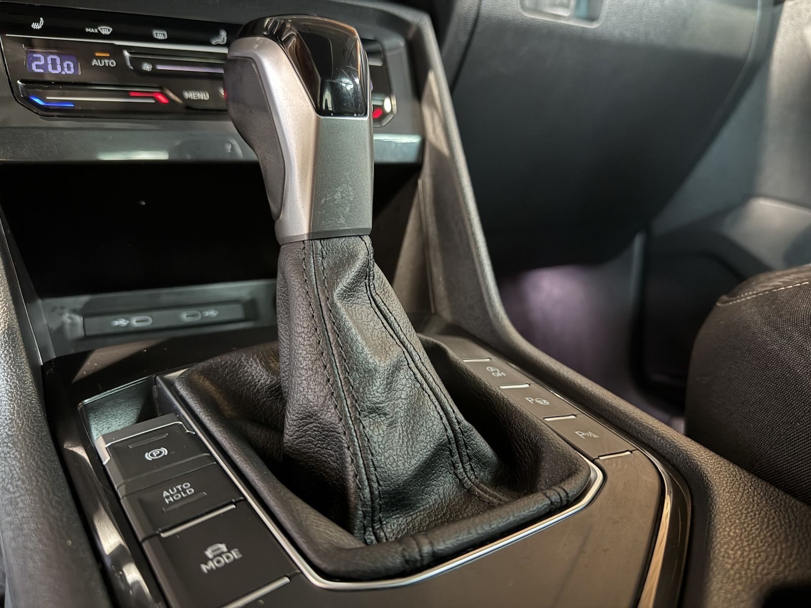 Fahrzeugabbildung Volkswagen Tiguan 1,5 TSI Active DSG *Navi*AHK*Kam*ACC*Pano