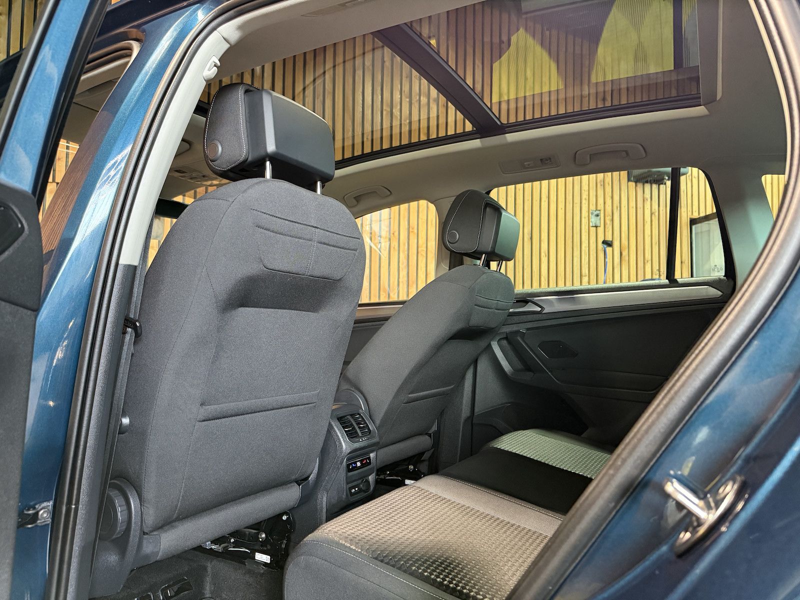 Fahrzeugabbildung Volkswagen Tiguan 1,5 TSI Active DSG *Navi*AHK*Kam*ACC*Pano