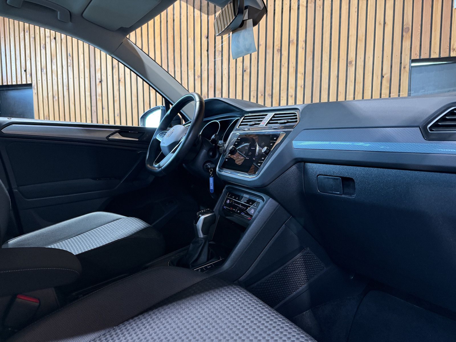 Fahrzeugabbildung Volkswagen Tiguan 1,5 TSI Active DSG *Navi*AHK*Kam*ACC*Pano