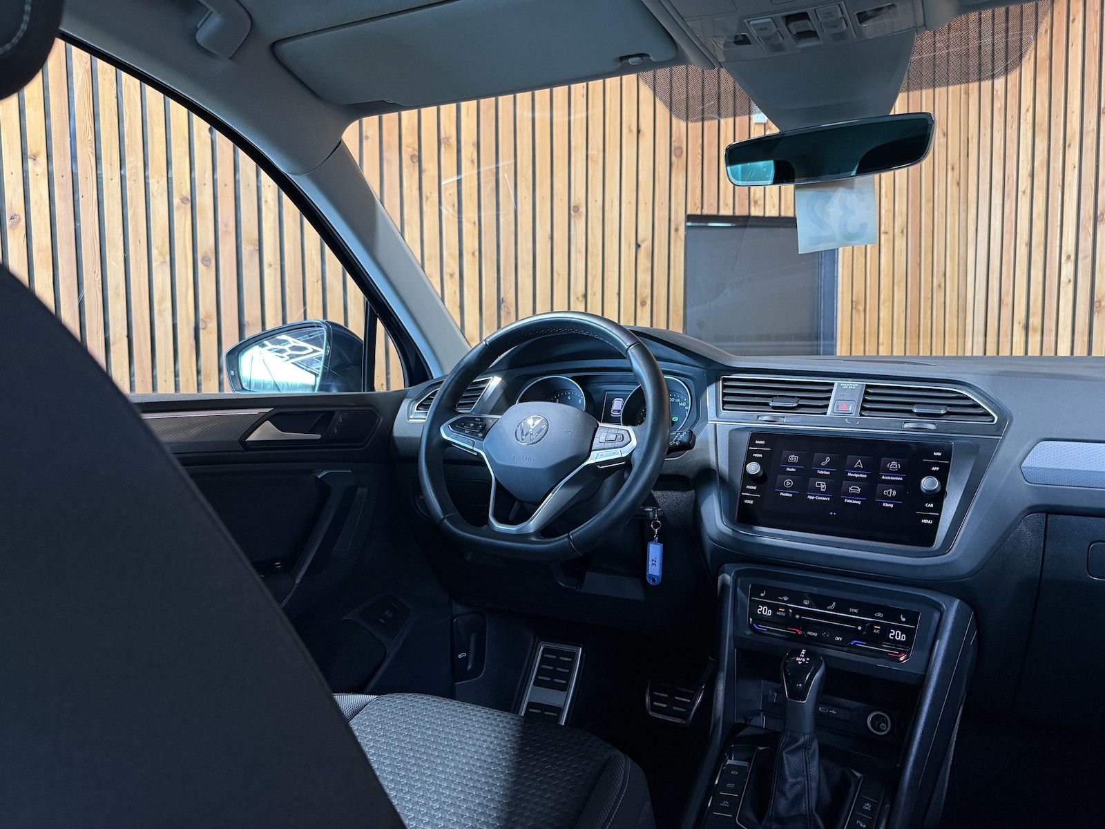 Fahrzeugabbildung Volkswagen Tiguan 1,5 TSI Active DSG *Navi*AHK*Kam*ACC*Pano