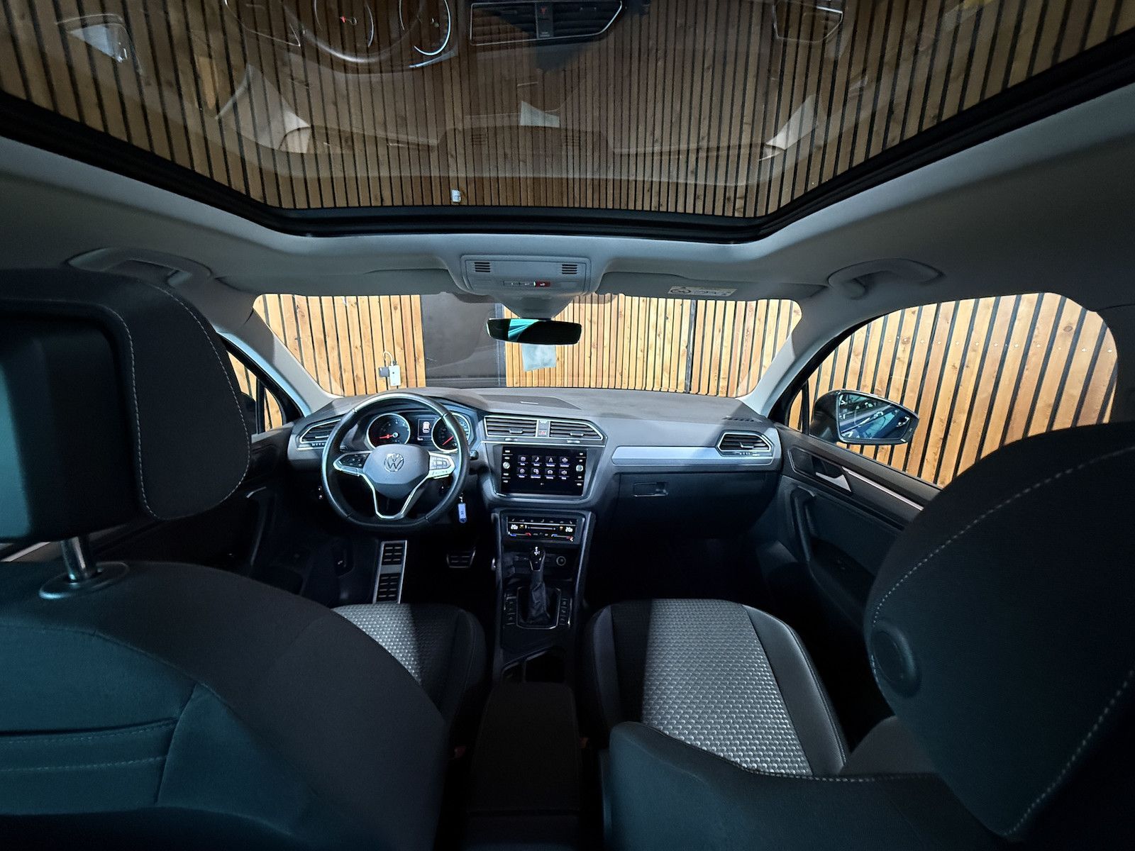 Fahrzeugabbildung Volkswagen Tiguan 1,5 TSI Active DSG *Navi*AHK*Kam*ACC*Pano
