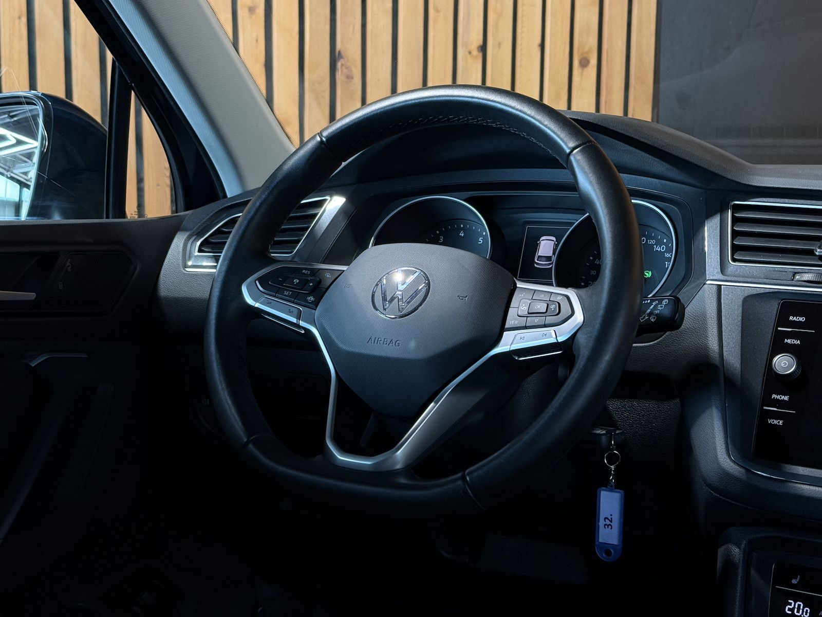Fahrzeugabbildung Volkswagen Tiguan 1,5 TSI Active DSG *Navi*AHK*Kam*ACC*Pano