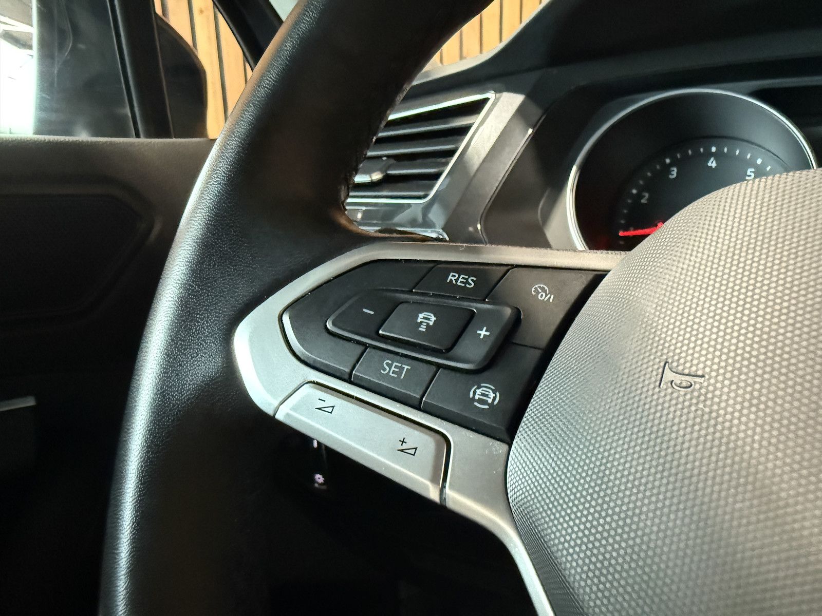 Fahrzeugabbildung Volkswagen Tiguan 1,5 TSI Active DSG *Navi*AHK*Kam*ACC*Pano