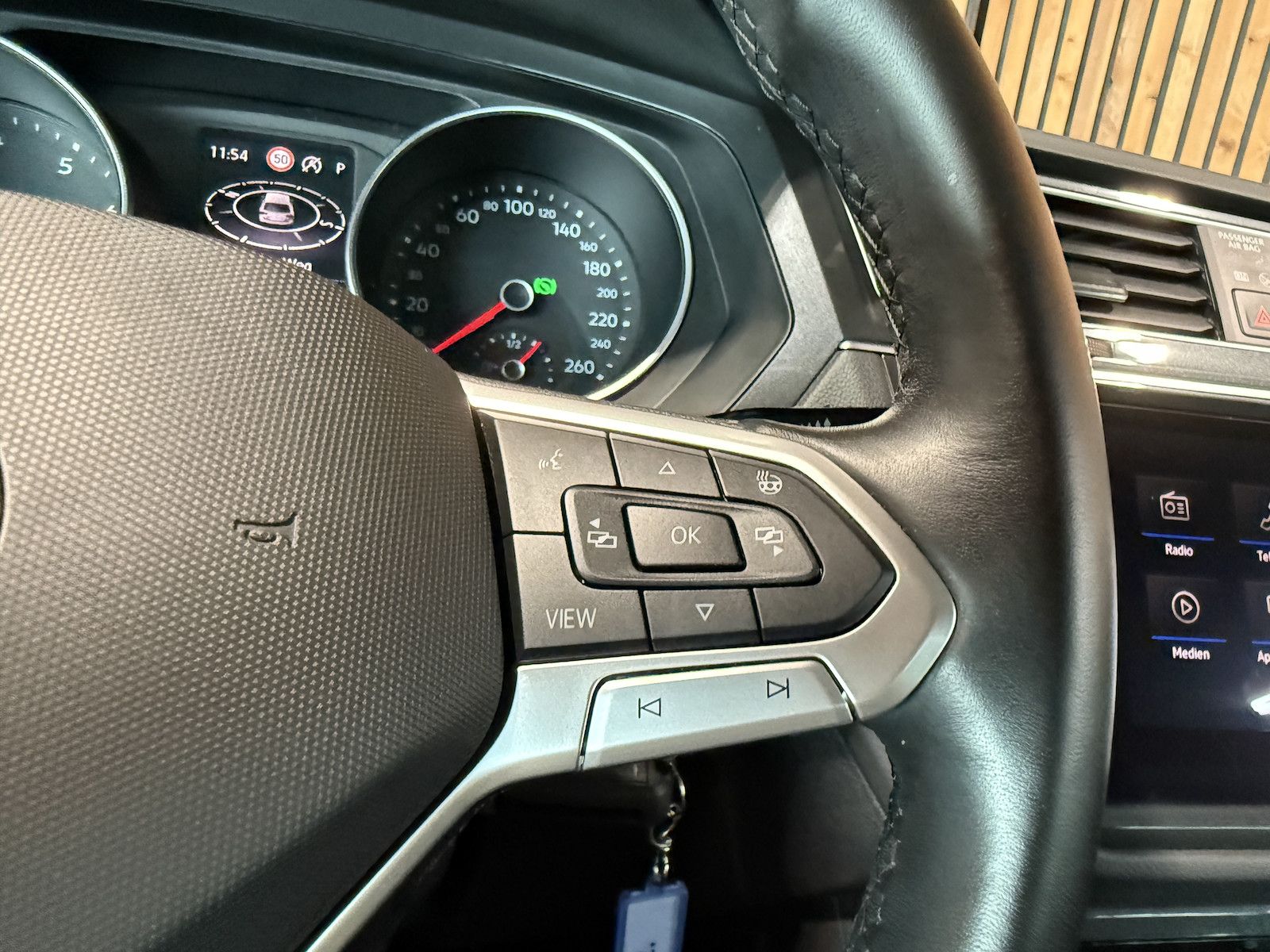 Fahrzeugabbildung Volkswagen Tiguan 1,5 TSI Active DSG *Navi*AHK*Kam*ACC*Pano