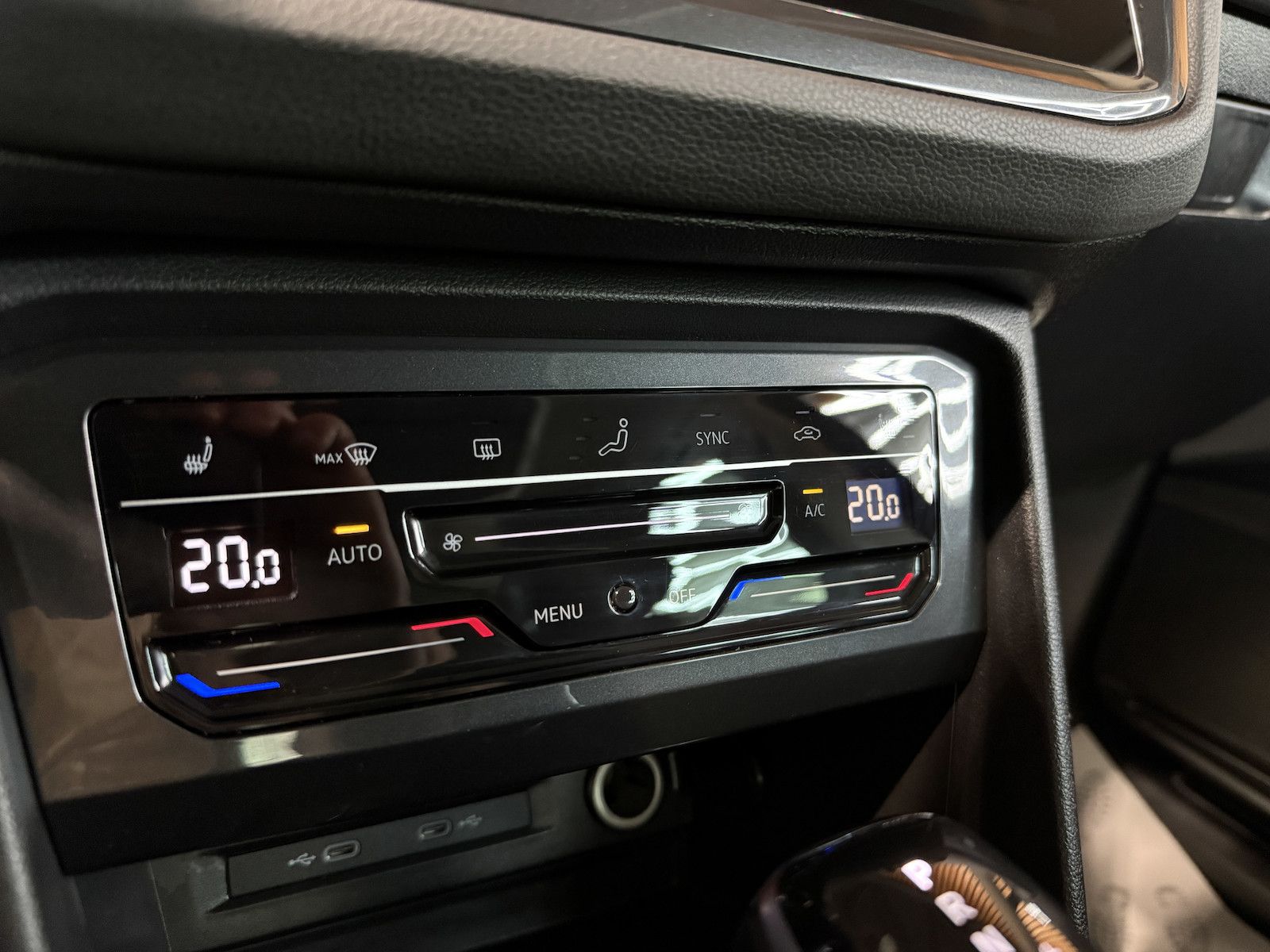 Fahrzeugabbildung Volkswagen Tiguan 1,5 TSI Active DSG *Navi*AHK*Kam*ACC*Pano