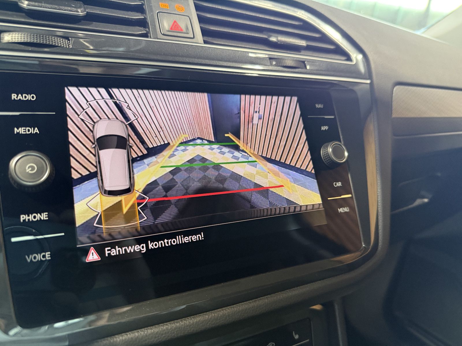 Fahrzeugabbildung Volkswagen Tiguan 1,5 TSI Active DSG *Navi*AHK*Kam*ACC*Pano