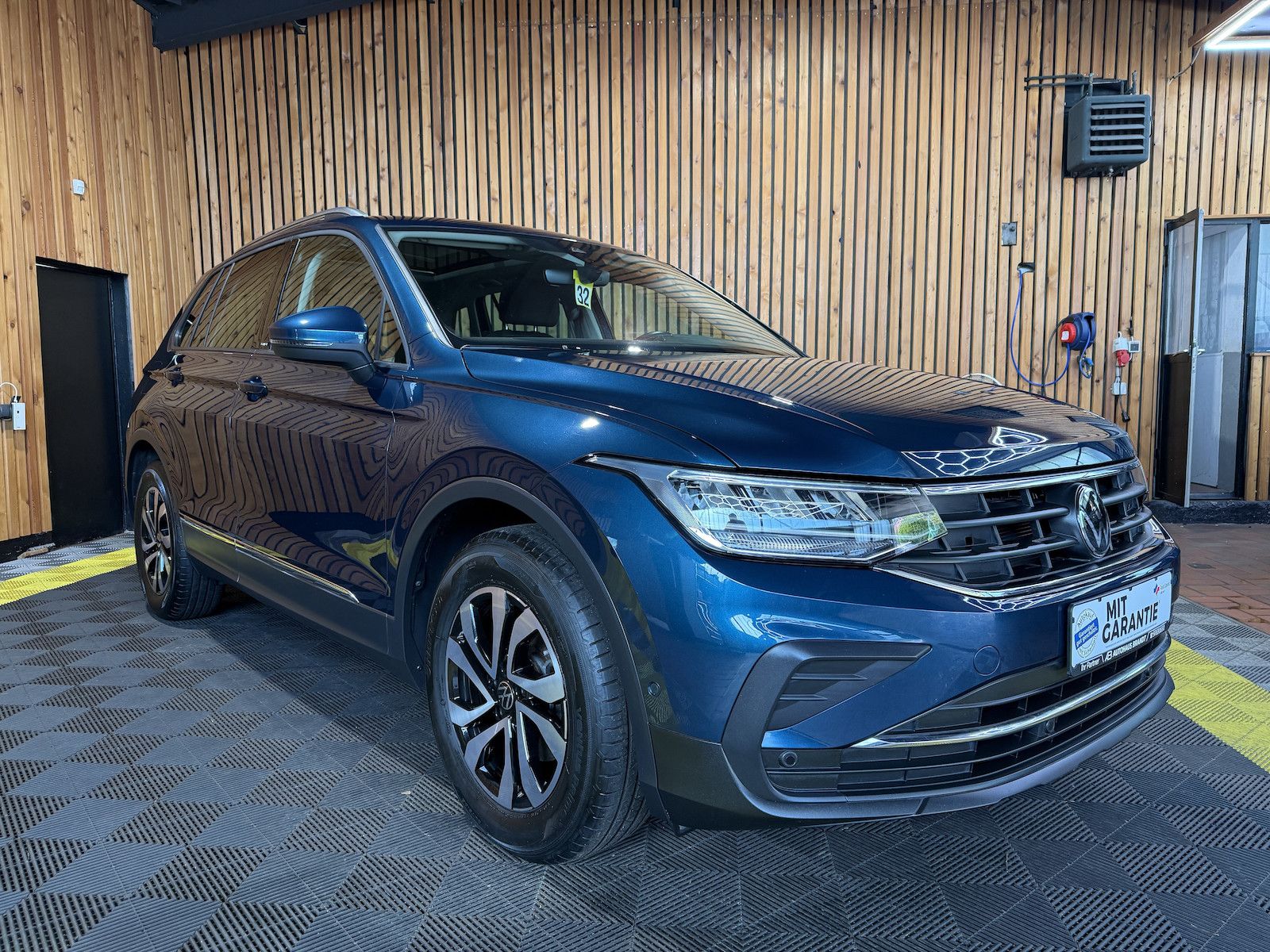 Fahrzeugabbildung Volkswagen Tiguan 1,5 TSI Active DSG *Navi*AHK*Kam*ACC*Pano