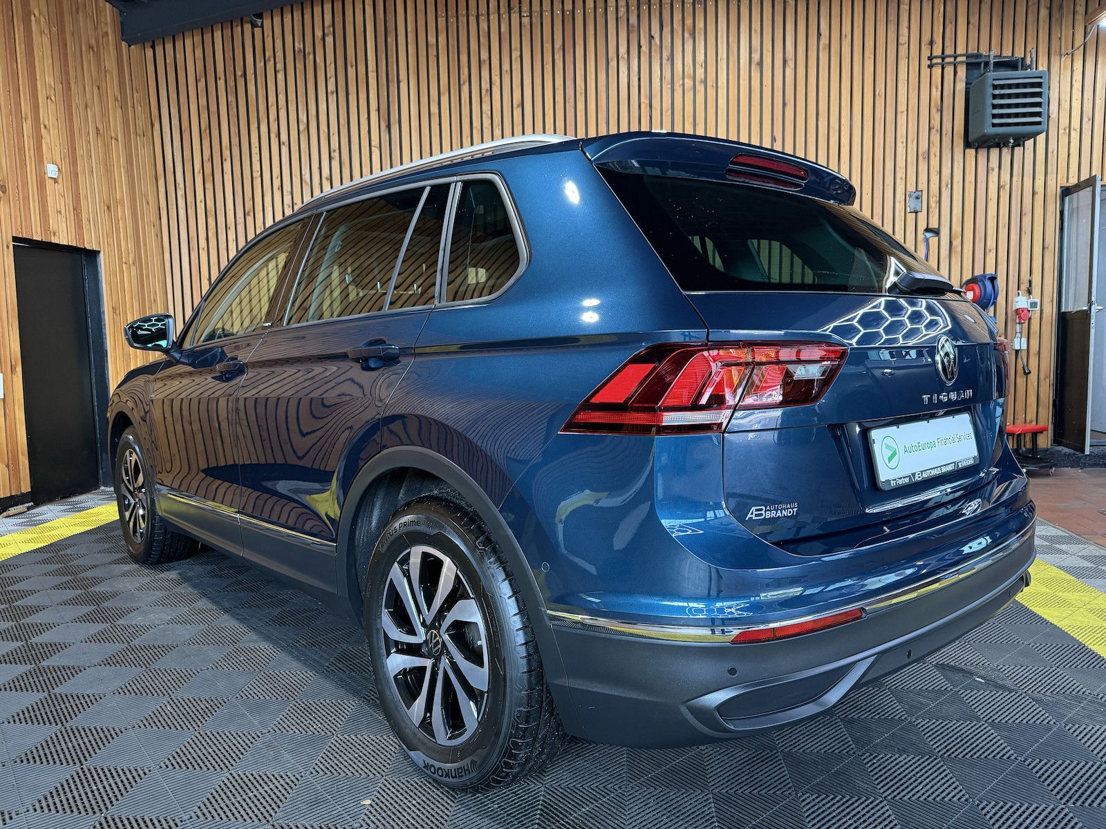 Fahrzeugabbildung Volkswagen Tiguan 1,5 TSI Active DSG *Navi*AHK*Kam*ACC*Pano