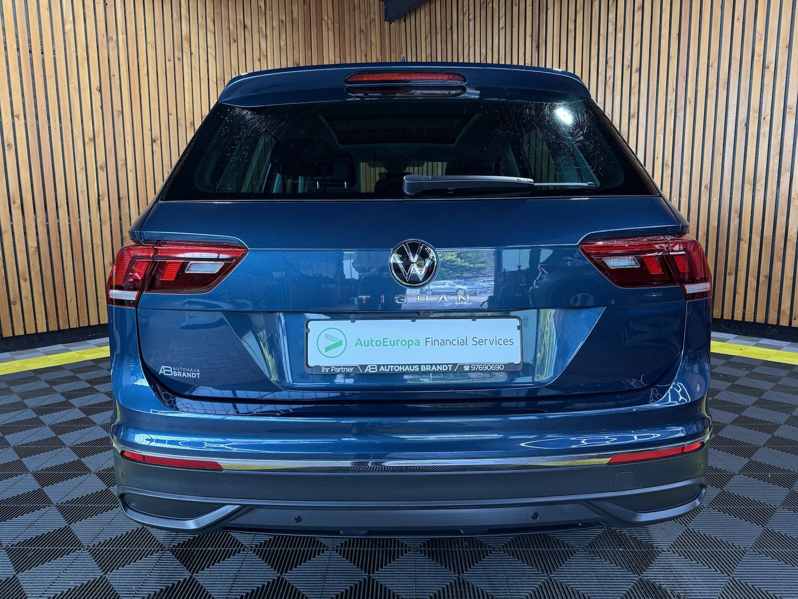 Fahrzeugabbildung Volkswagen Tiguan 1,5 TSI Active DSG *Navi*AHK*Kam*ACC*Pano