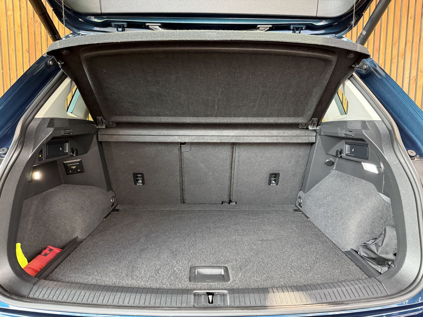 Fahrzeugabbildung Volkswagen Tiguan 1,5 TSI Active DSG *Navi*AHK*Kam*ACC*Pano