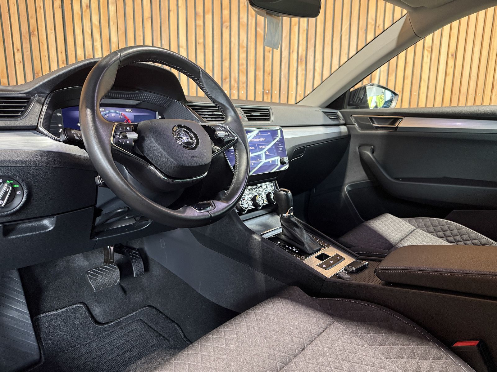 Fahrzeugabbildung SKODA Superb Combi 2,0TDI DSG Navi*ACC*Virtual*AHK*Kam