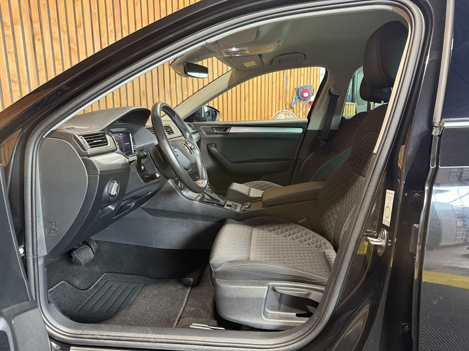 Fahrzeugabbildung SKODA Superb Combi 2,0TDI DSG Navi*ACC*Virtual*AHK*Kam