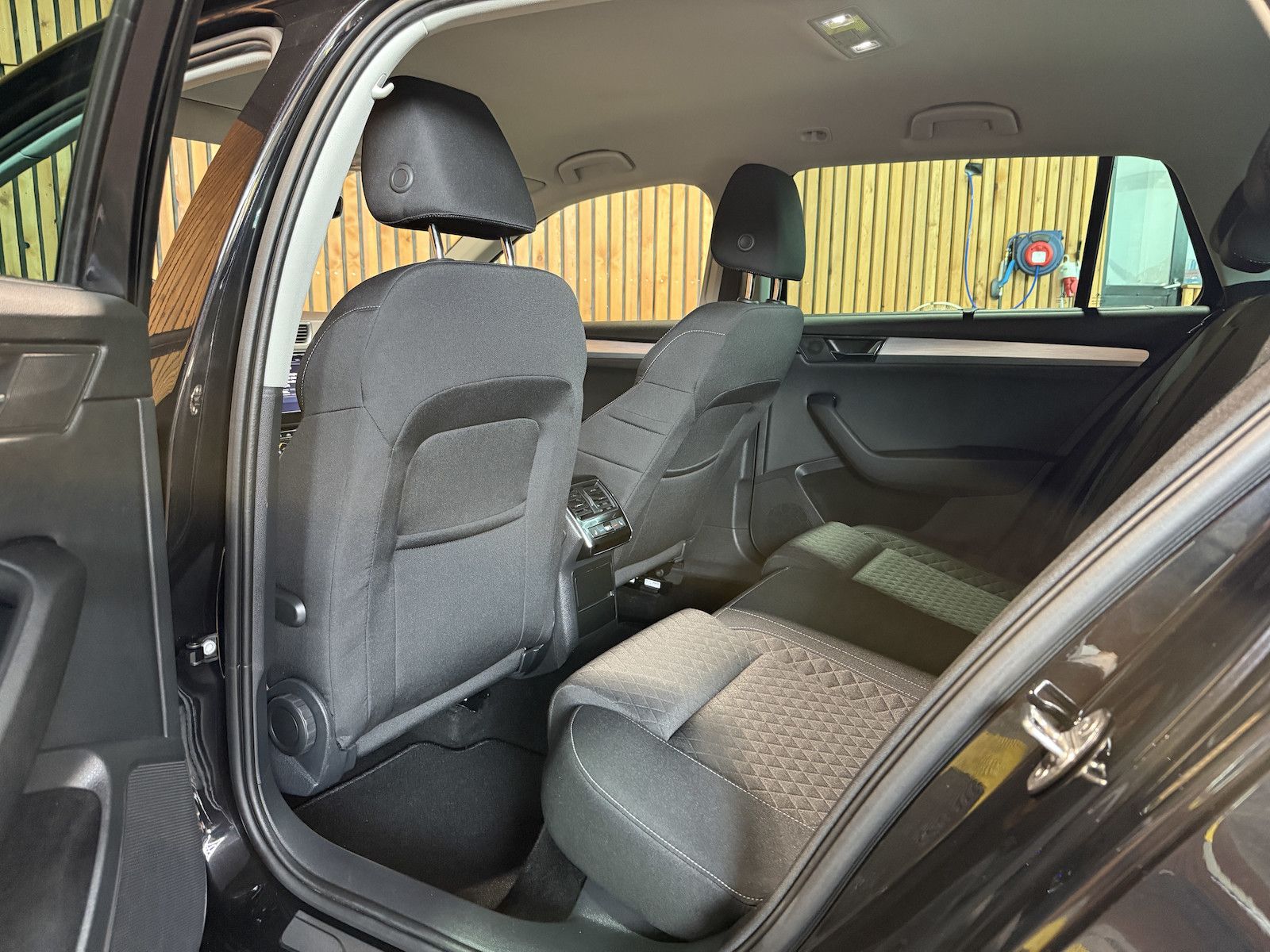 Fahrzeugabbildung SKODA Superb Combi 2,0TDI DSG Navi*ACC*Virtual*AHK*Kam
