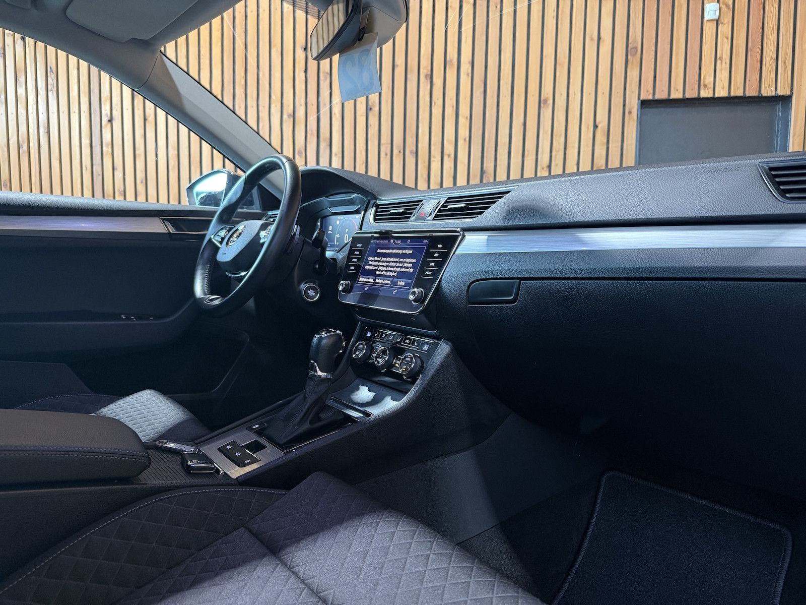 Fahrzeugabbildung SKODA Superb Combi 2,0TDI DSG Navi*ACC*Virtual*AHK*Kam