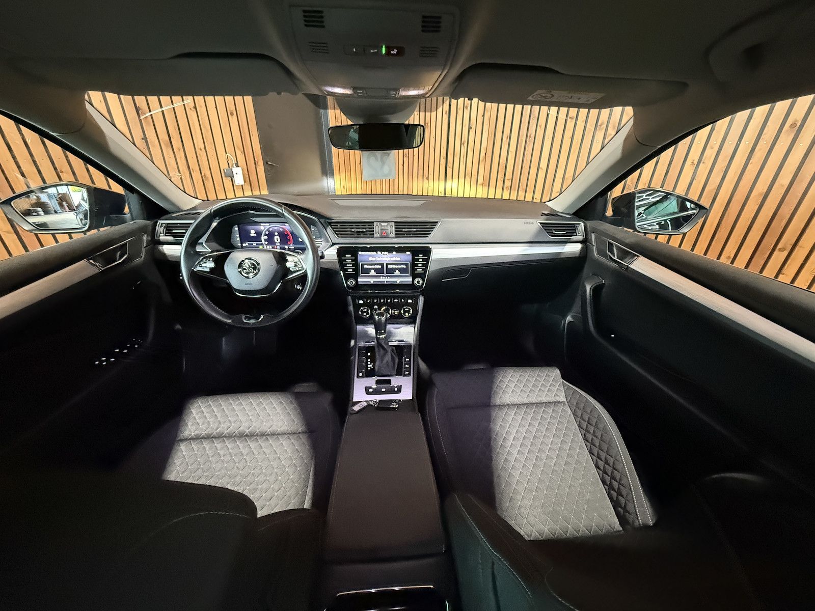 Fahrzeugabbildung SKODA Superb Combi 2,0TDI DSG Navi*ACC*Virtual*AHK*Kam