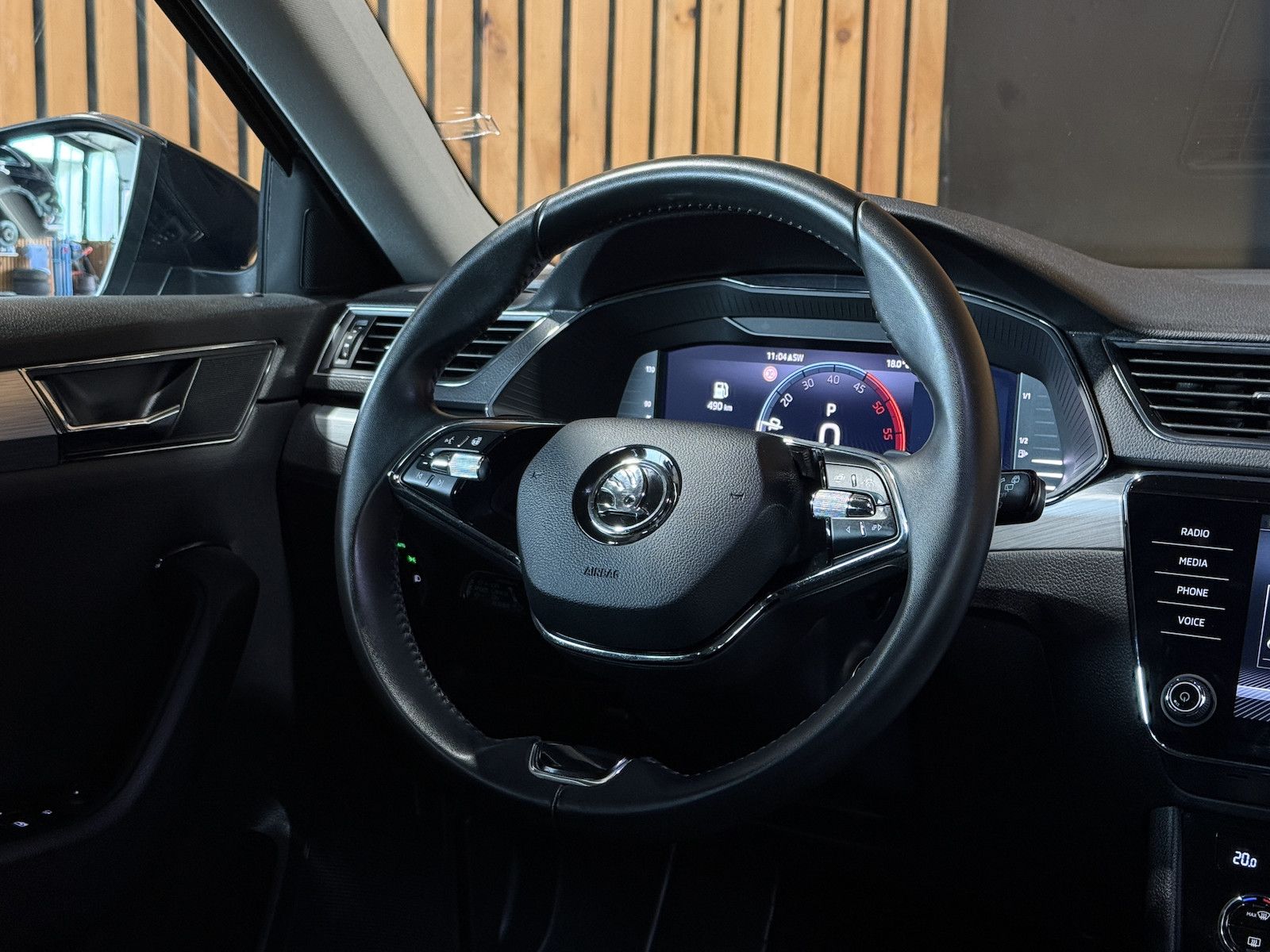 Fahrzeugabbildung SKODA Superb Combi 2,0TDI DSG Navi*ACC*Virtual*AHK*Kam