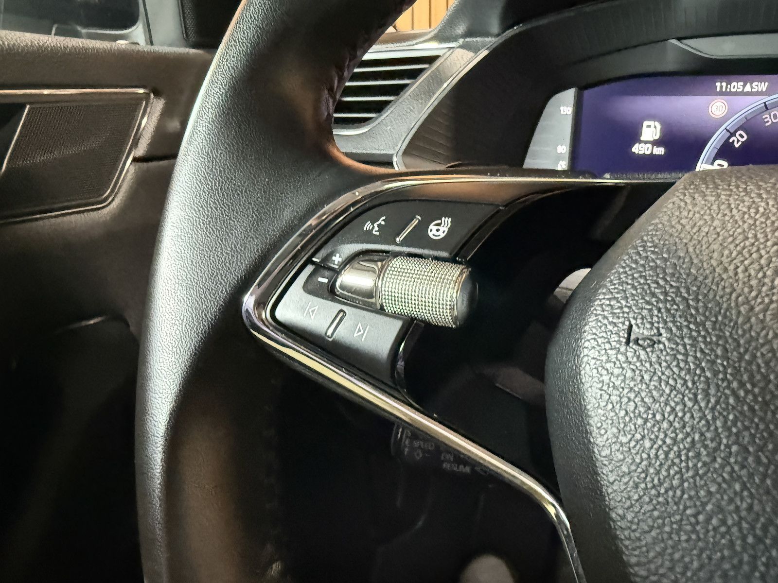 Fahrzeugabbildung SKODA Superb Combi 2,0TDI DSG Navi*ACC*Virtual*AHK*Kam