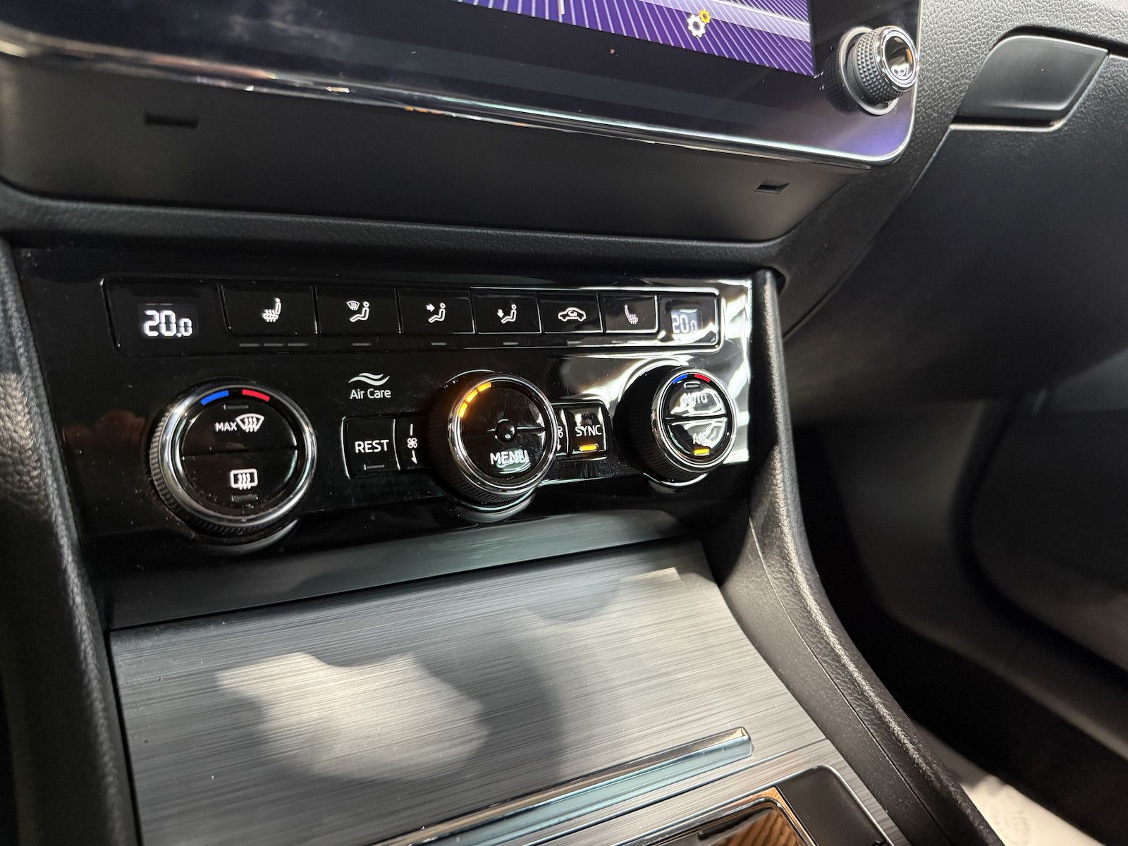 Fahrzeugabbildung SKODA Superb Combi 2,0TDI DSG Navi*ACC*Virtual*AHK*Kam
