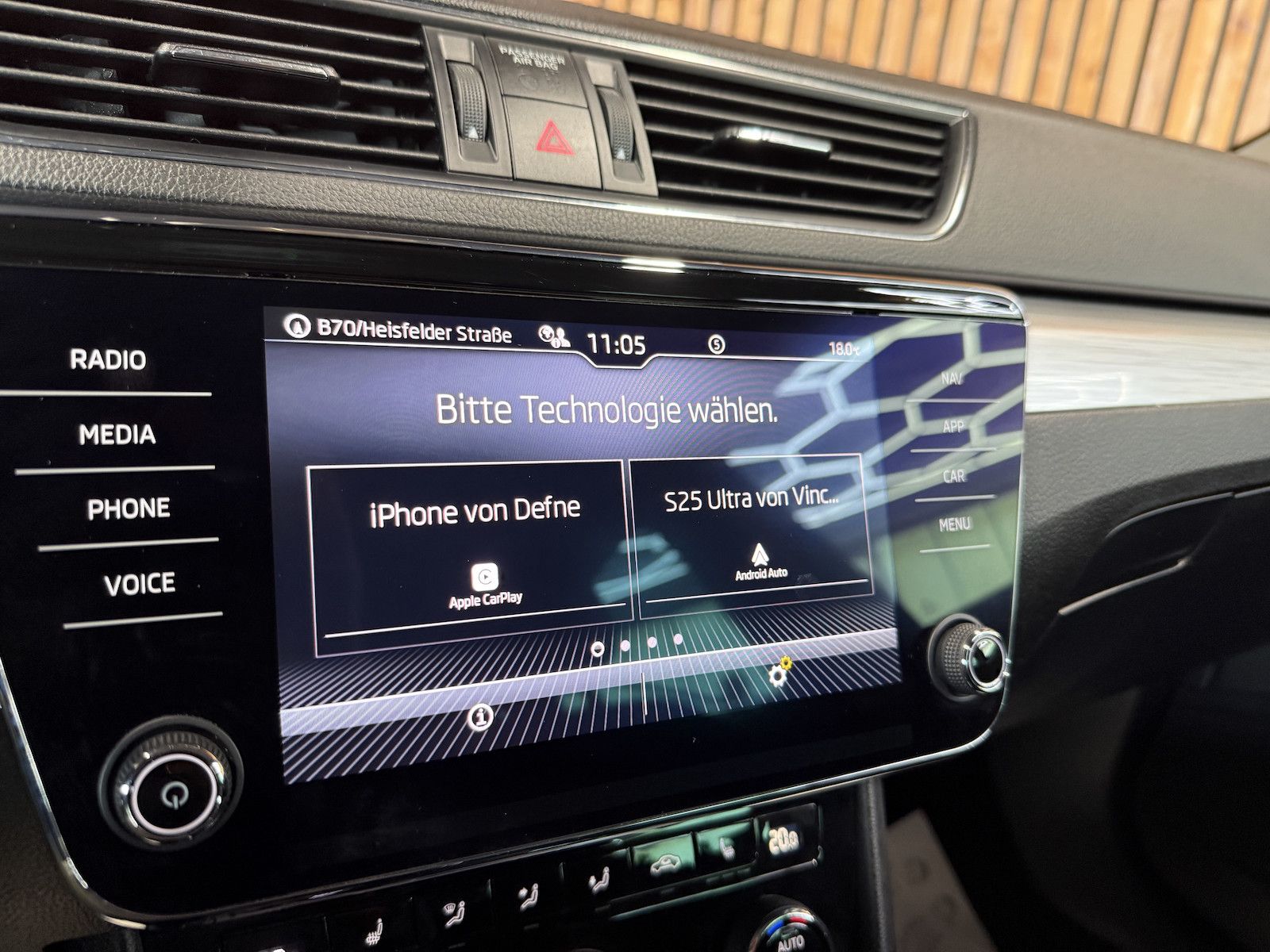 Fahrzeugabbildung SKODA Superb Combi 2,0TDI DSG Navi*ACC*Virtual*AHK*Kam