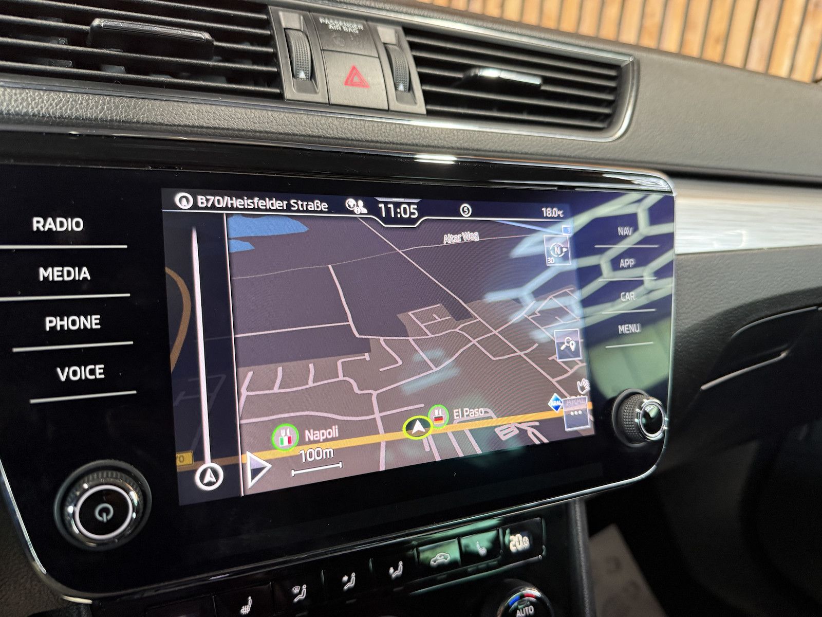 Fahrzeugabbildung SKODA Superb Combi 2,0TDI DSG Navi*ACC*Virtual*AHK*Kam