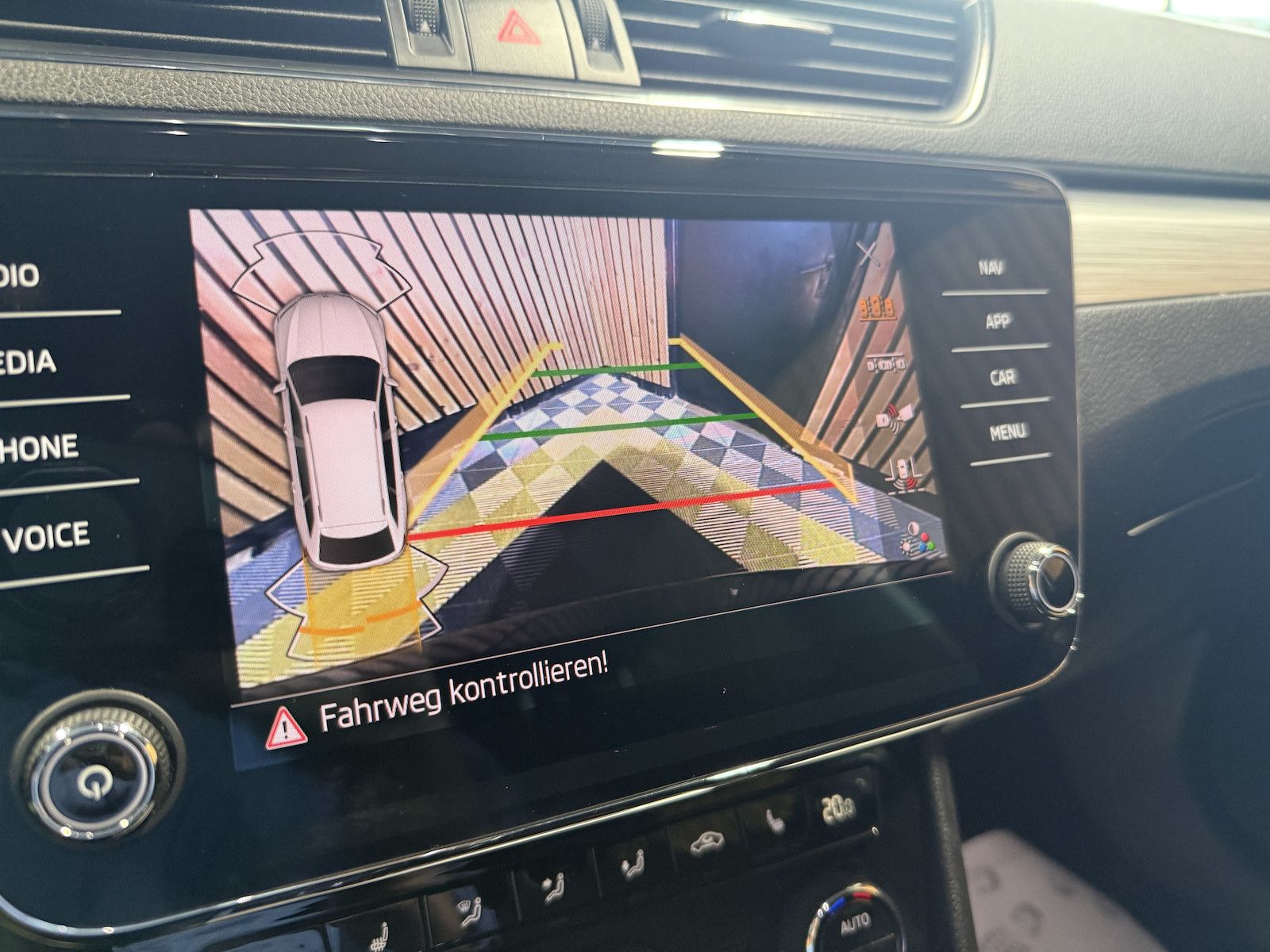 Fahrzeugabbildung SKODA Superb Combi 2,0TDI DSG Navi*ACC*Virtual*AHK*Kam