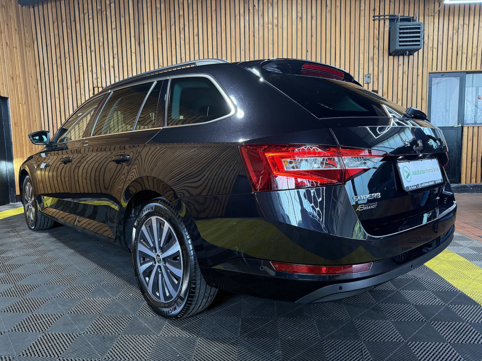 Fahrzeugabbildung SKODA Superb Combi 2,0TDI DSG Navi*ACC*Virtual*AHK*Kam
