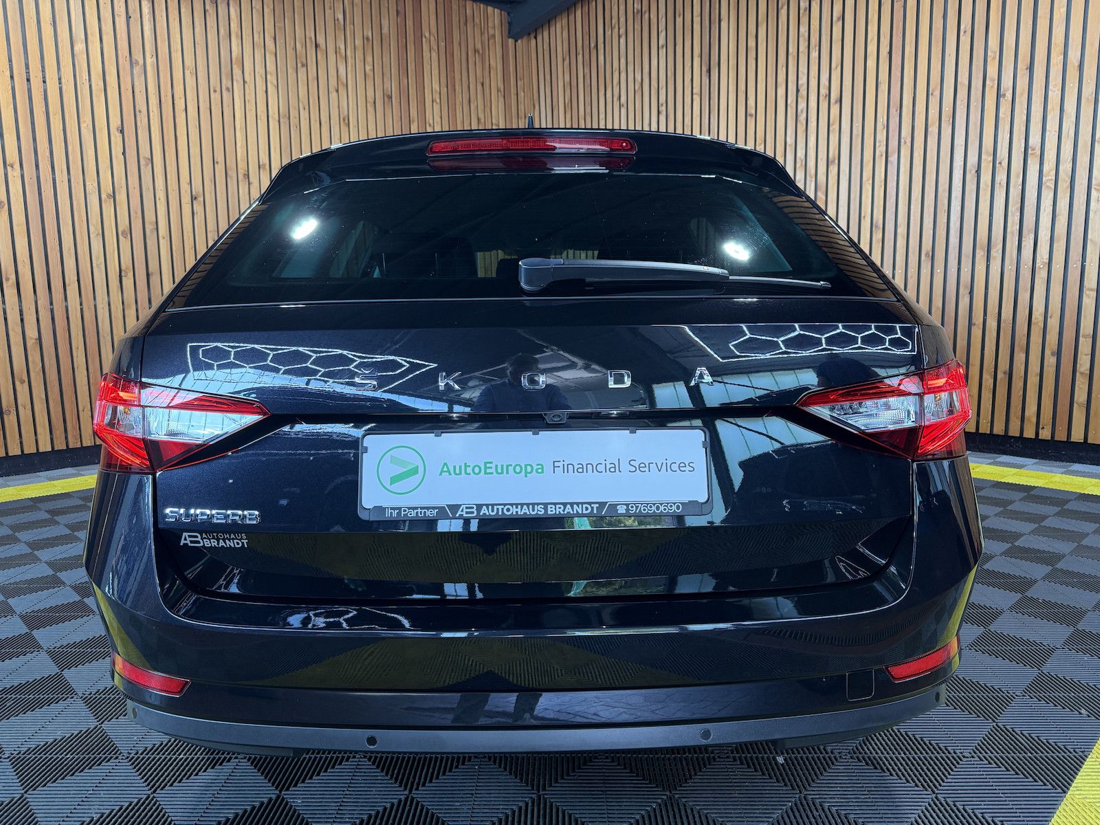 Fahrzeugabbildung SKODA Superb Combi 2,0TDI DSG Navi*ACC*Virtual*AHK*Kam
