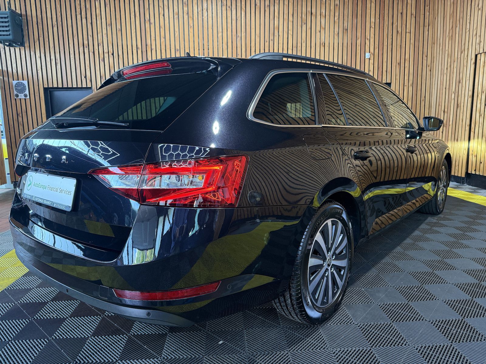 Fahrzeugabbildung SKODA Superb Combi 2,0TDI DSG Navi*ACC*Virtual*AHK*Kam