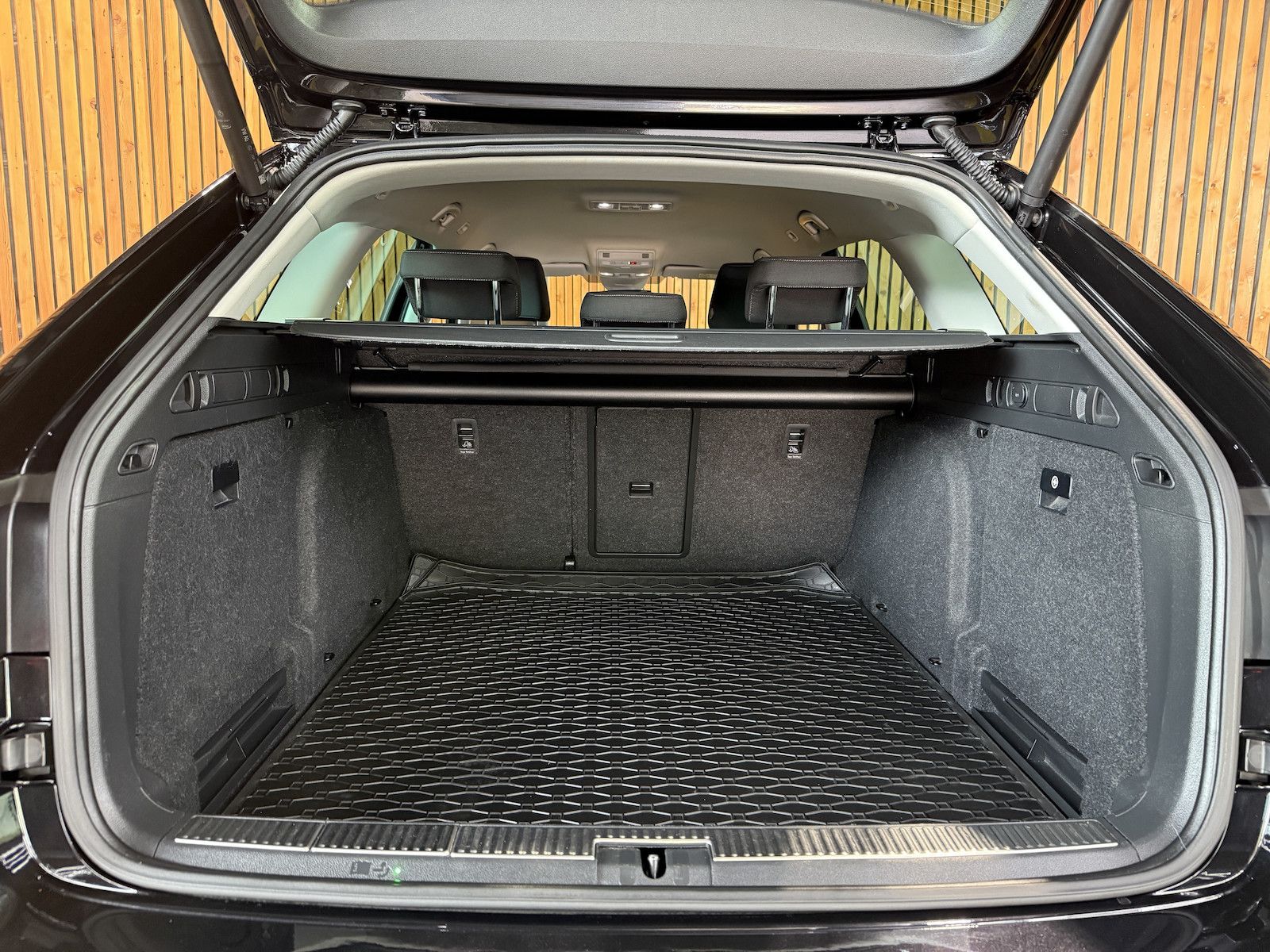 Fahrzeugabbildung SKODA Superb Combi 2,0TDI DSG Navi*ACC*Virtual*AHK*Kam