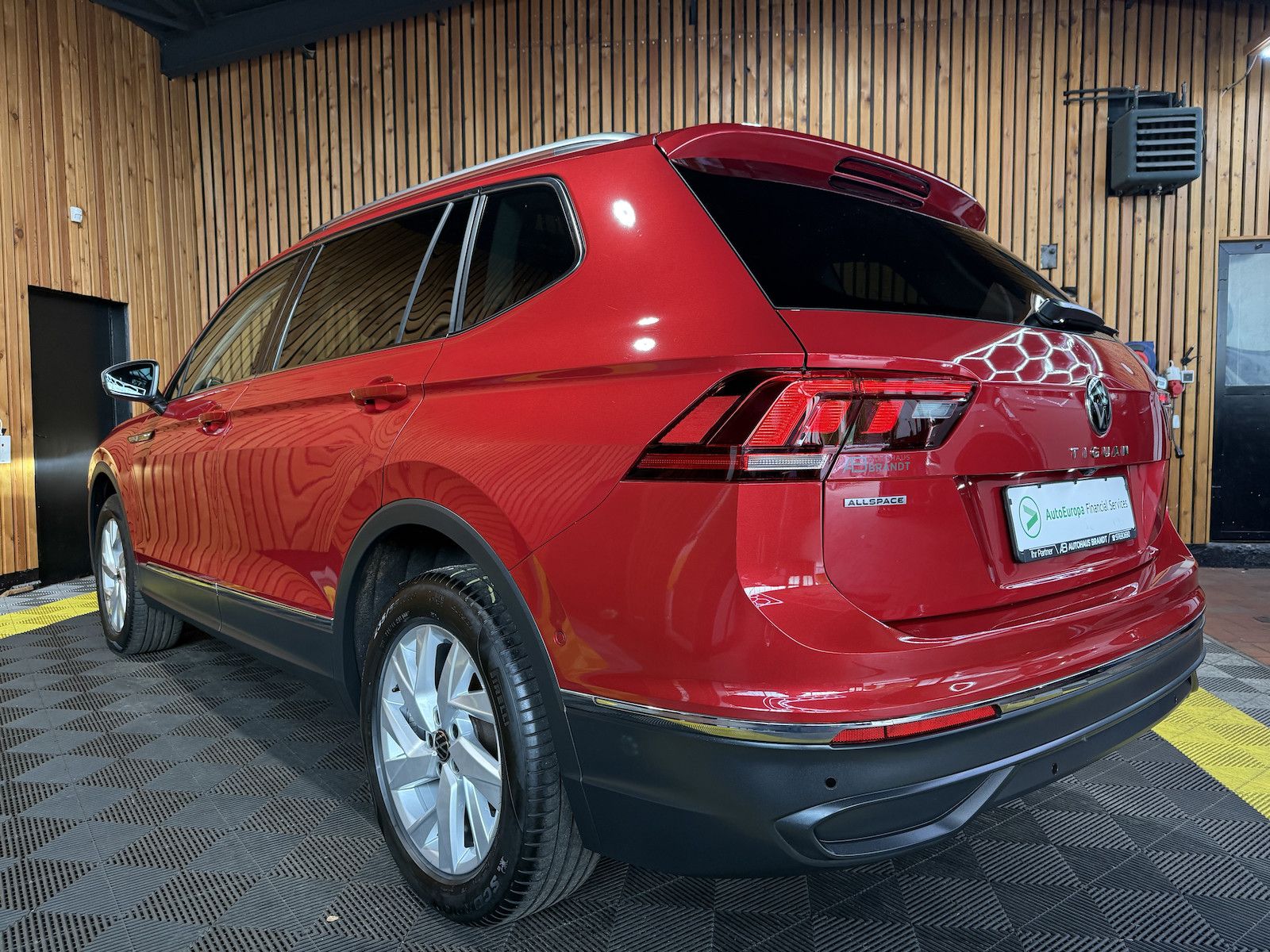 Fahrzeugabbildung Volkswagen Tiguan Allspace 2,0TDI DSG Navi*Kam*AHK*DCC*Pano