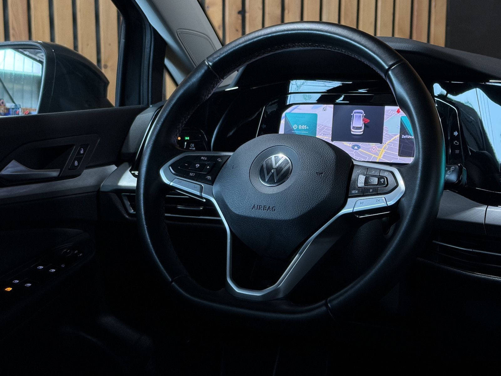Fahrzeugabbildung Volkswagen Golf Variant 2,0 TDI DSG Life *Navi*LED*Virtual*