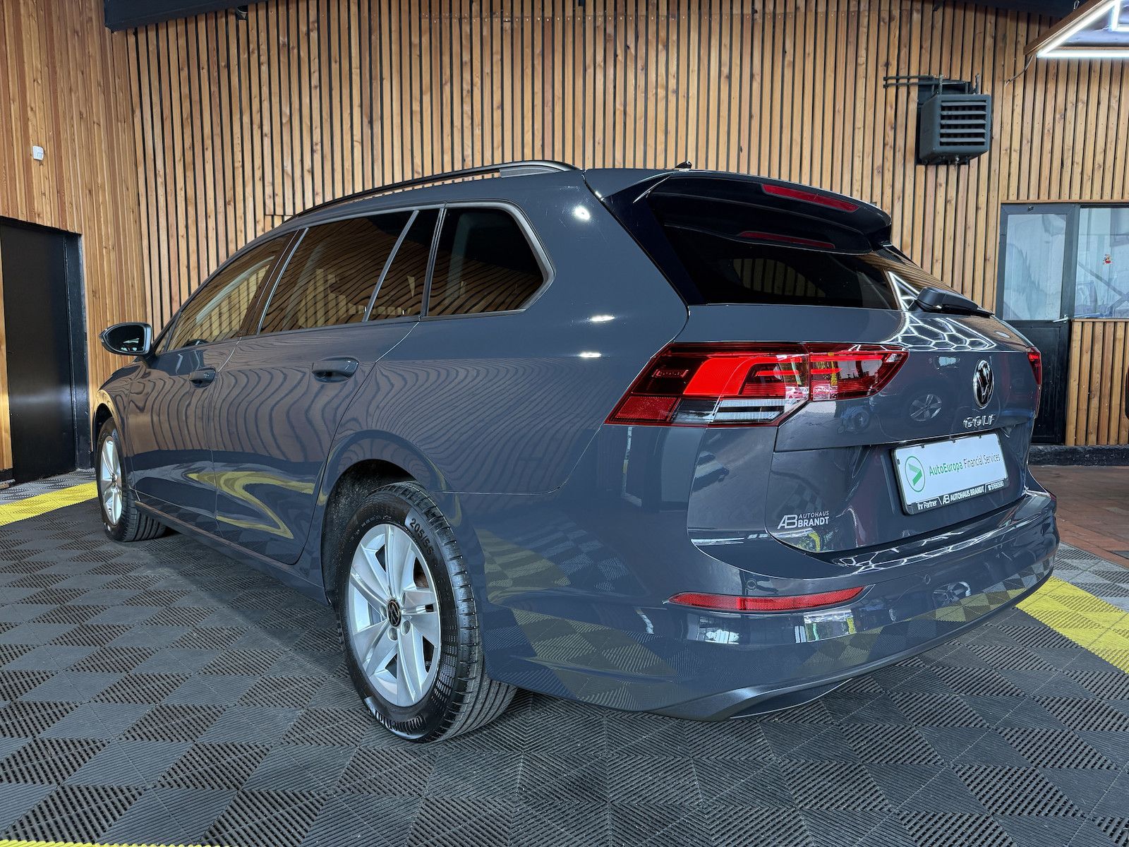 Fahrzeugabbildung Volkswagen Golf Variant 2,0 TDI DSG Life *Navi*LED*Virtual*