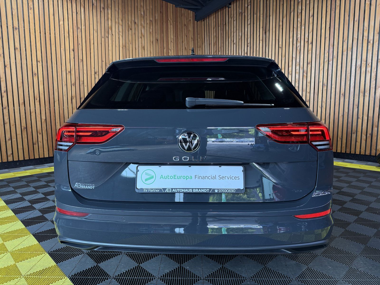 Fahrzeugabbildung Volkswagen Golf Variant 2,0 TDI DSG Life *Navi*LED*Virtual*