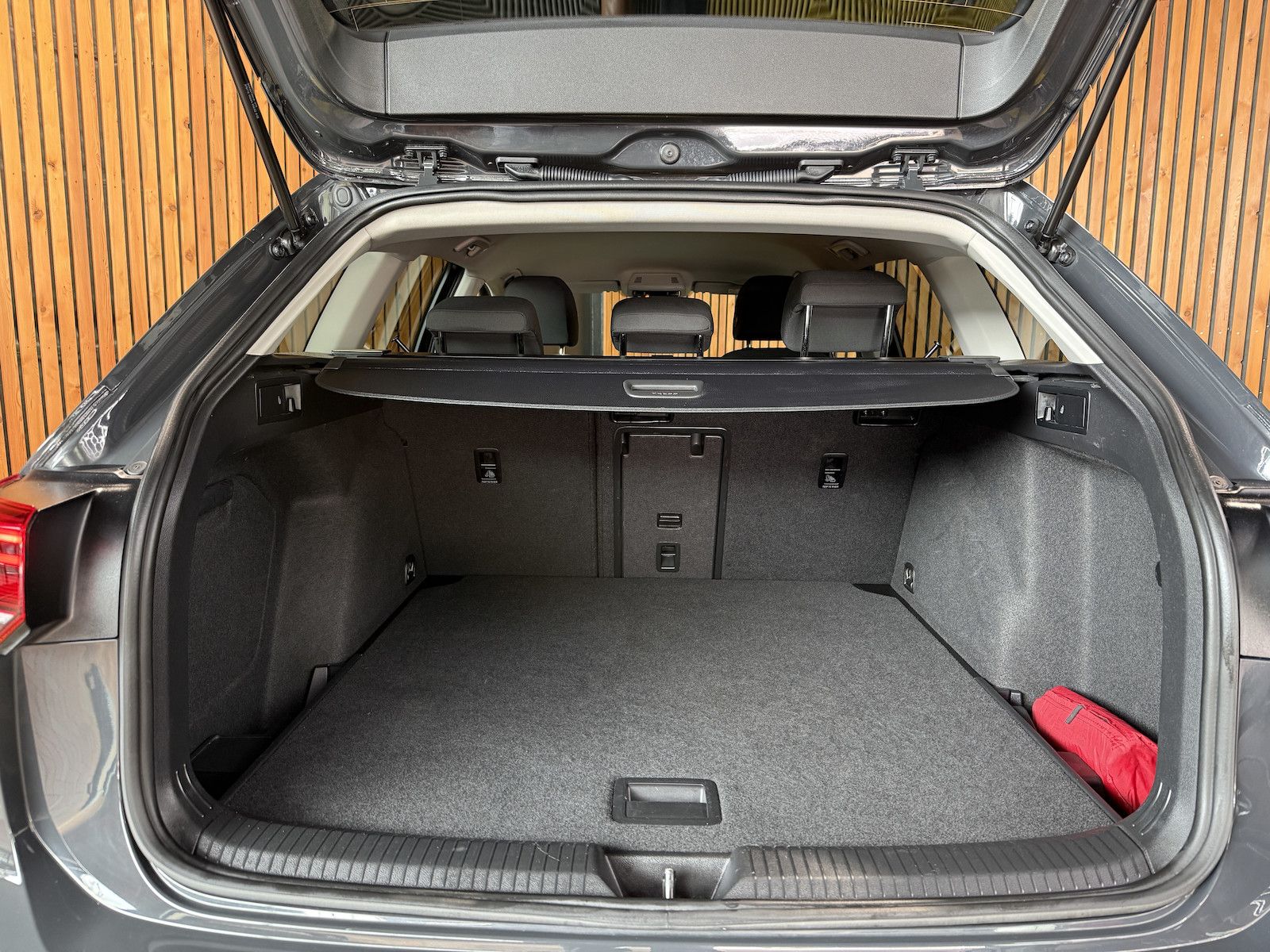 Fahrzeugabbildung Volkswagen Golf Variant 2,0 TDI DSG Life *Navi*LED*Virtual*