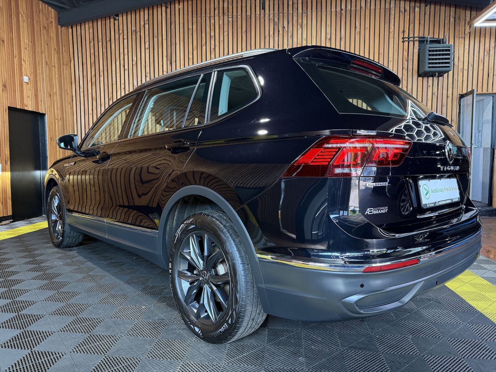 Fahrzeugabbildung Volkswagen Tiguan Allspace 2,0TDI 4M *Navi*AHK*Matrix*Head*