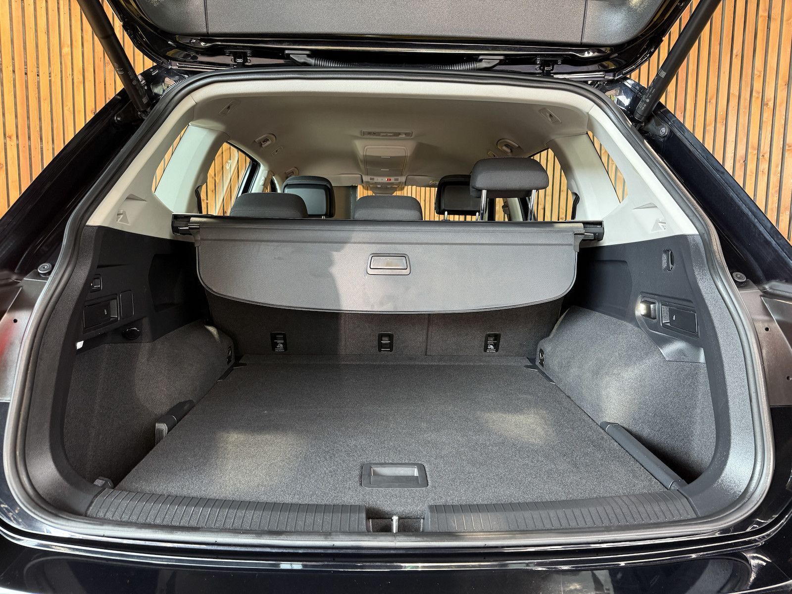Fahrzeugabbildung Volkswagen Tiguan Allspace 2,0TDI 4M *Navi*AHK*Matrix*Head*