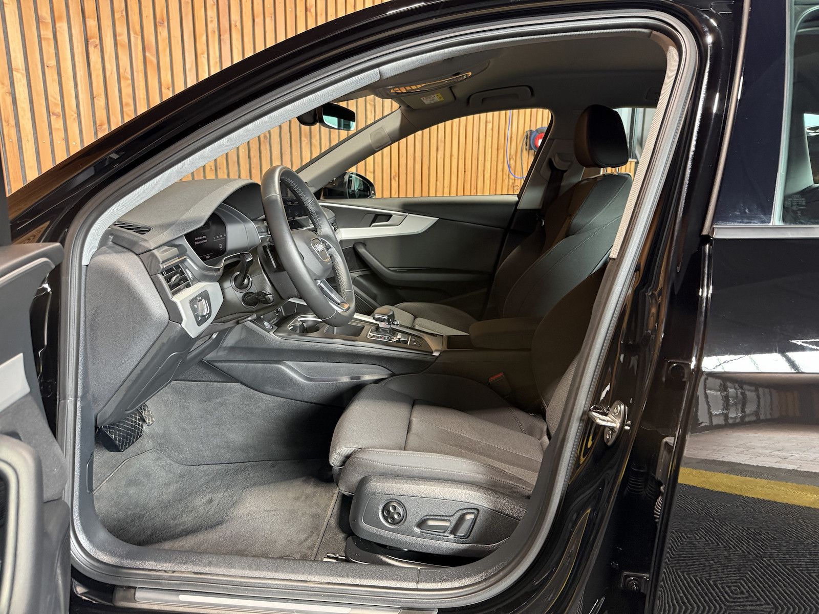 Fahrzeugabbildung Audi A4 Avant 2,0 TDI Aut. *Navi*Kam*Virtual*AHK*Keyl