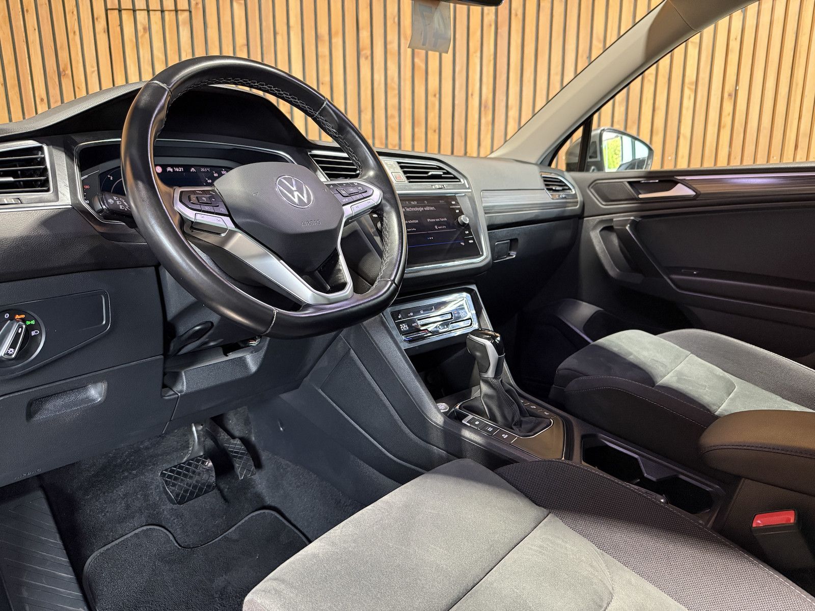Fahrzeugabbildung Volkswagen Tiguan Allspace 2,0 TDI Navi*AHK*Matrix*Pano*360