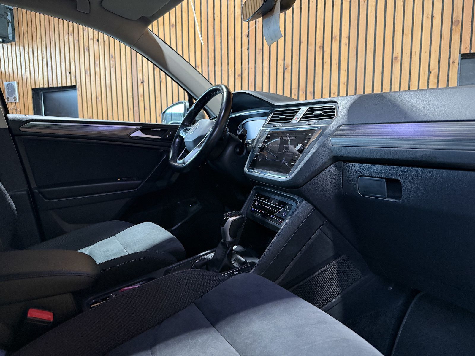 Fahrzeugabbildung Volkswagen Tiguan Allspace 2,0 TDI Navi*AHK*Matrix*Pano*360
