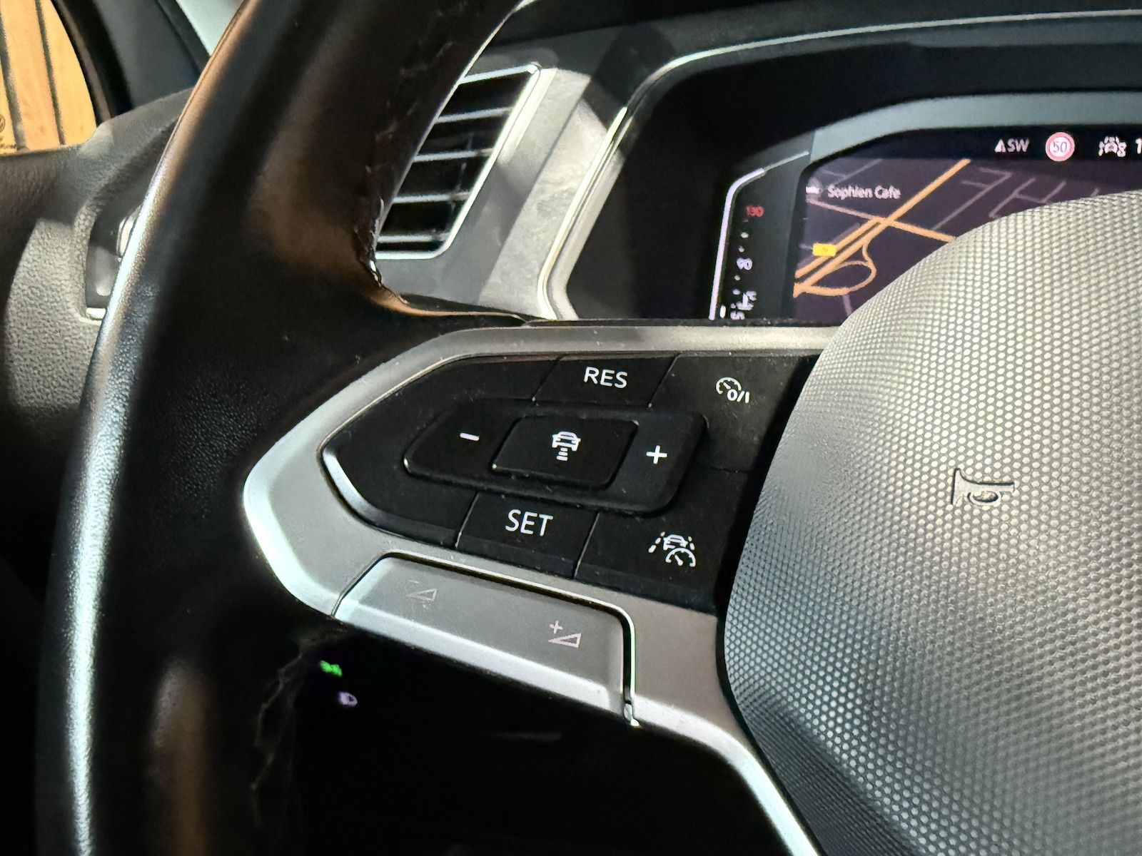 Fahrzeugabbildung Volkswagen Tiguan Allspace 2,0 TDI Navi*AHK*Matrix*Pano*360