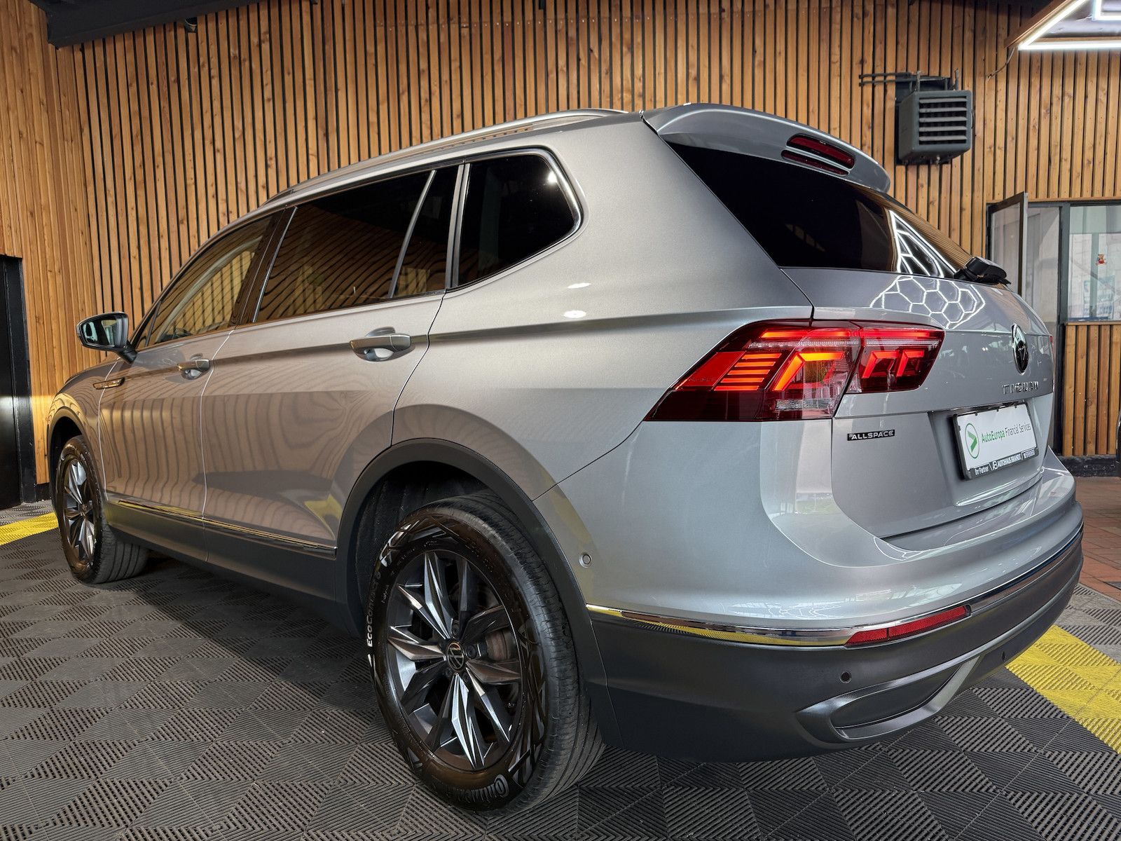 Fahrzeugabbildung Volkswagen Tiguan Allspace 2,0 TDI Navi*AHK*Matrix*Pano*360