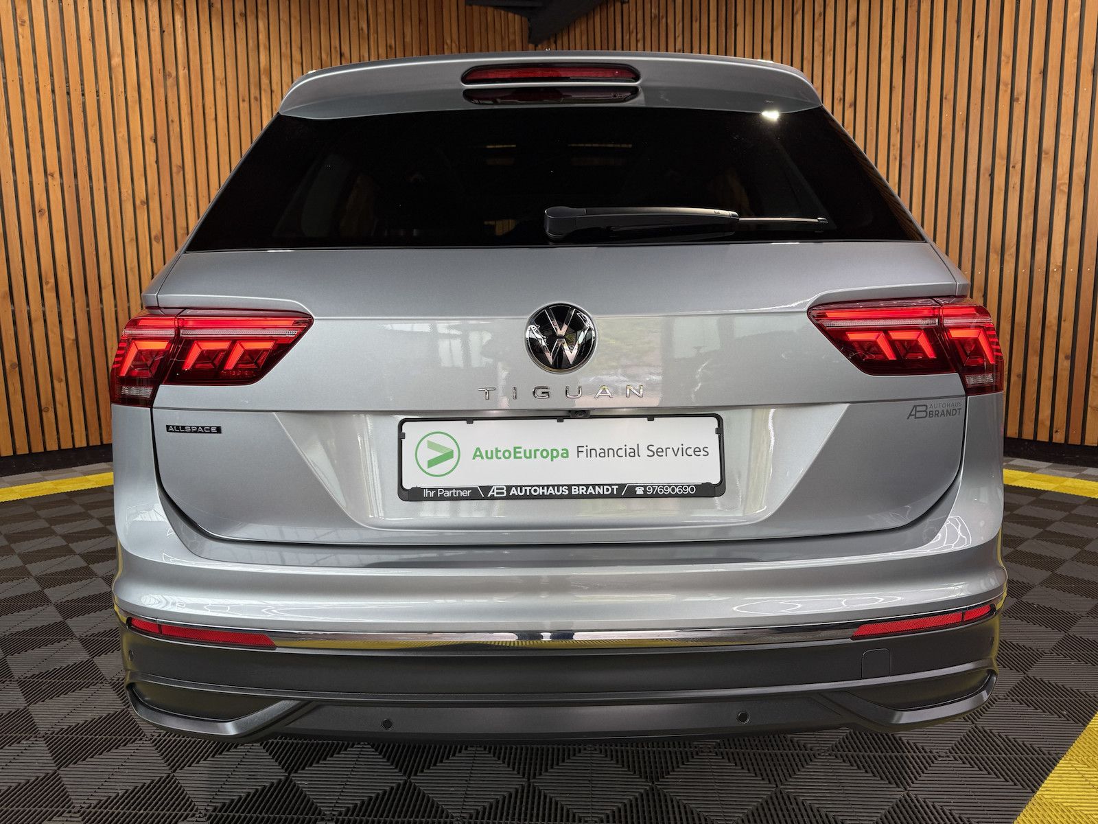 Fahrzeugabbildung Volkswagen Tiguan Allspace 2,0 TDI Navi*AHK*Matrix*Pano*360