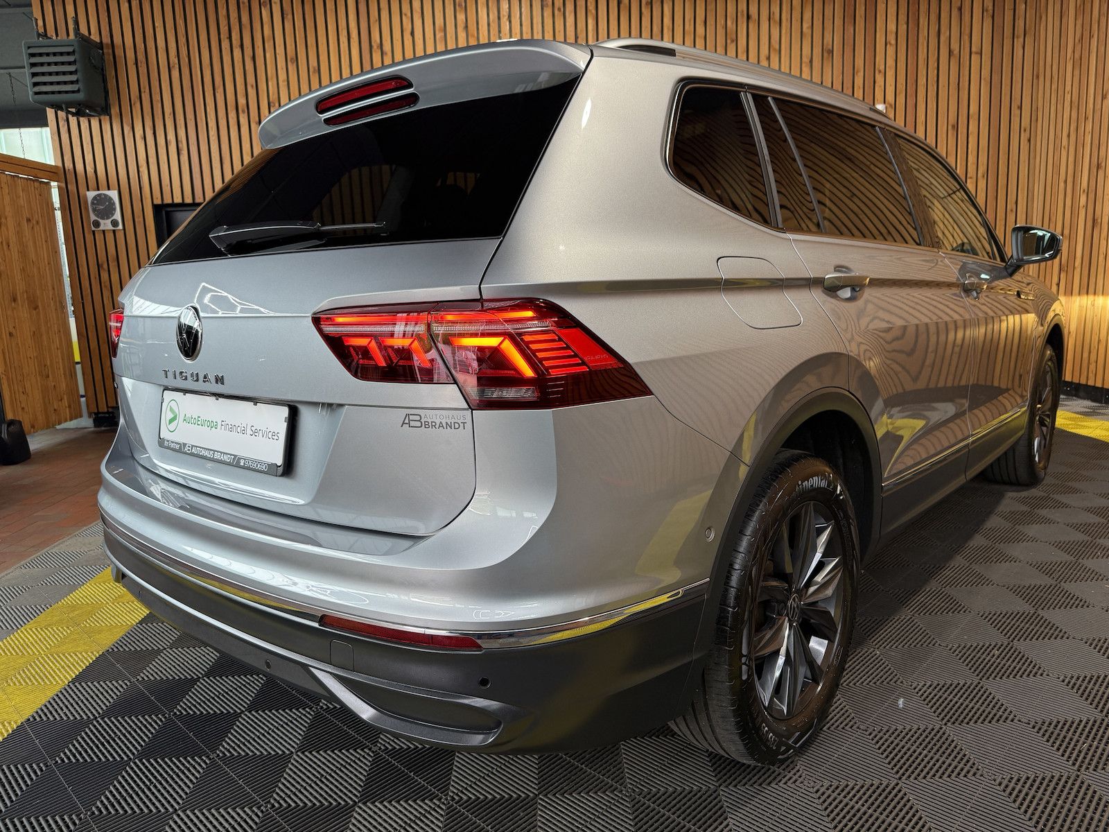 Fahrzeugabbildung Volkswagen Tiguan Allspace 2,0 TDI Navi*AHK*Matrix*Pano*360