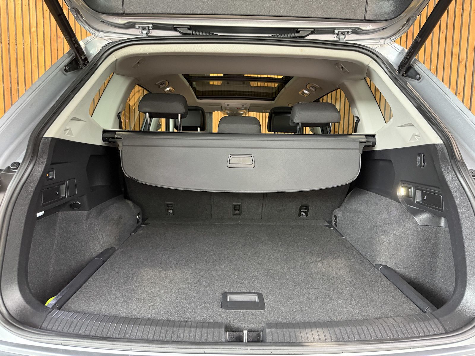 Fahrzeugabbildung Volkswagen Tiguan Allspace 2,0 TDI Navi*AHK*Matrix*Pano*360