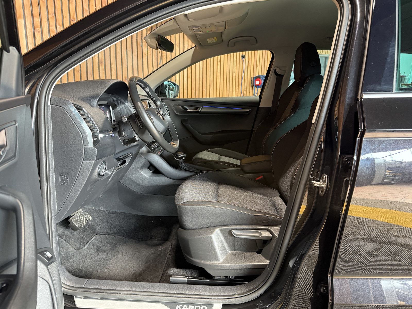 Fahrzeugabbildung SKODA Karoq 2,0 TDI 4x4 DSG *Navi*AHK*LED*Kam*Virtual*