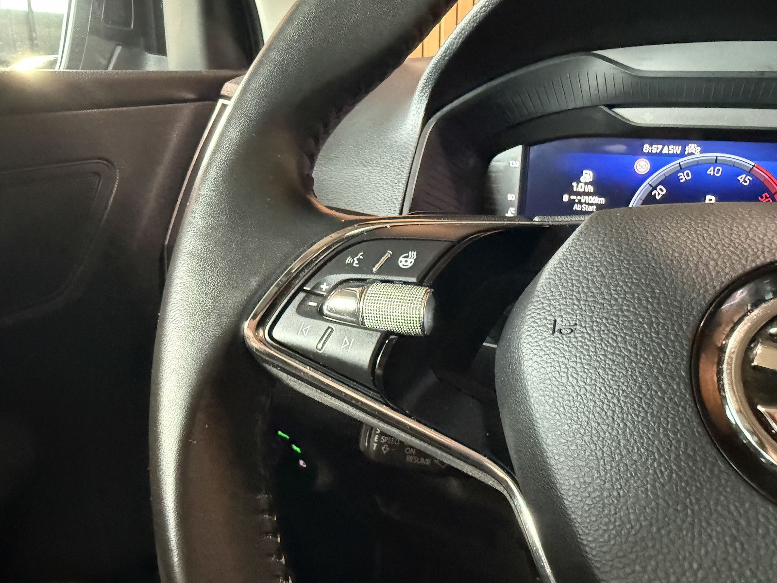 Fahrzeugabbildung SKODA Karoq 2,0 TDI 4x4 DSG *Navi*AHK*LED*Kam*Virtual*