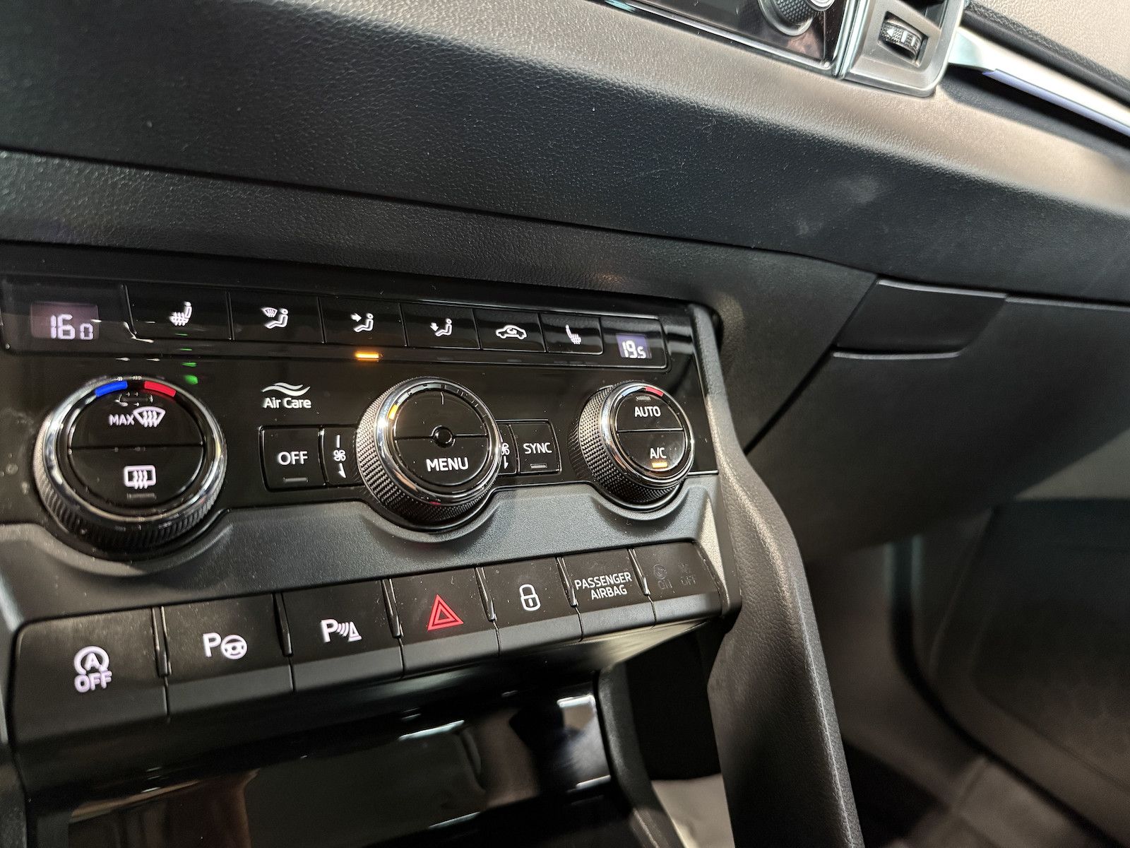 Fahrzeugabbildung SKODA Karoq 2,0 TDI 4x4 DSG *Navi*AHK*LED*Kam*Virtual*
