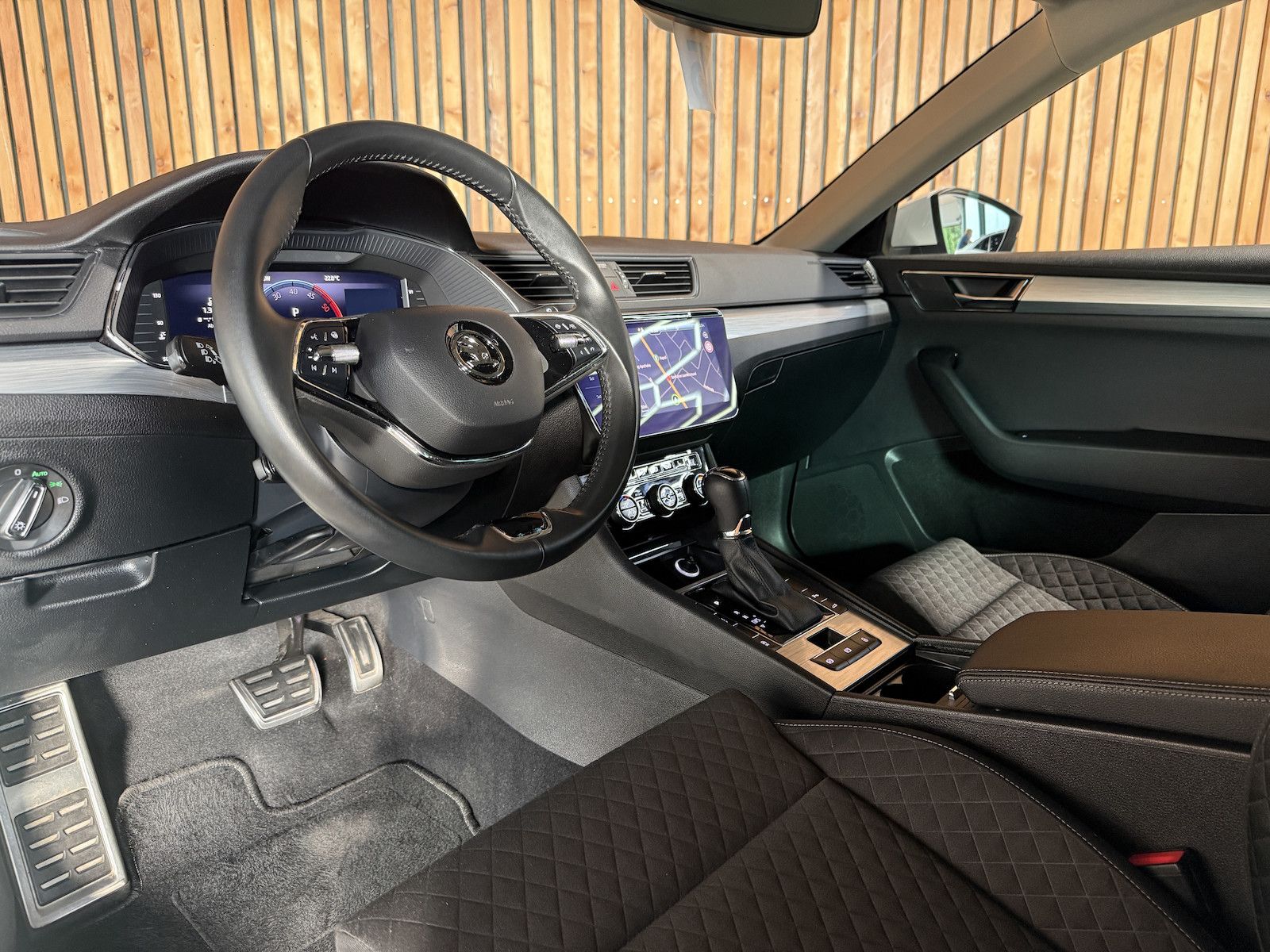 Fahrzeugabbildung SKODA Superb Combi 2,0TDI DSG Navi*ACC*Virtual*AHK*Kam